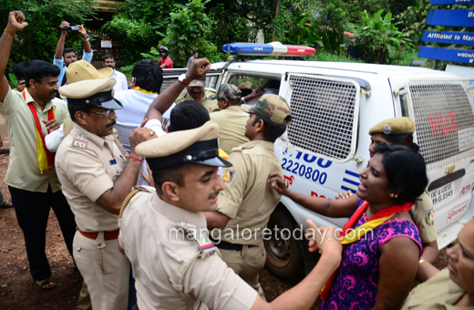 Karnataka Rakshana Vedike protest